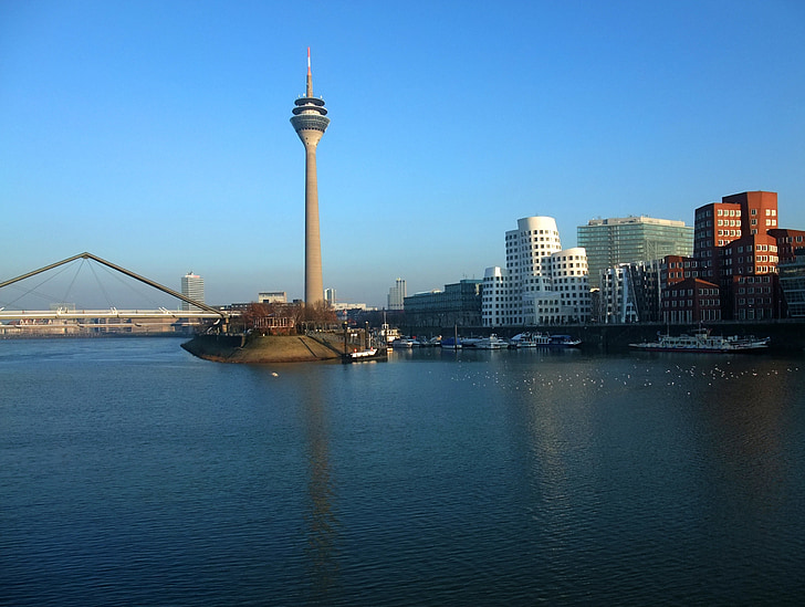 Düsseldorf, Nemčija, Ren, predel Media harbour, TV stolp, arhitektura gehry nebotičnikov, stavbe