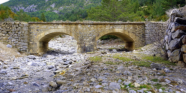 vieux pont, torrent sec, pierres, lit de la rivière, roches, aride, paysage