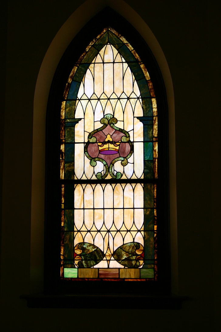 kirik, vitraaži, akna