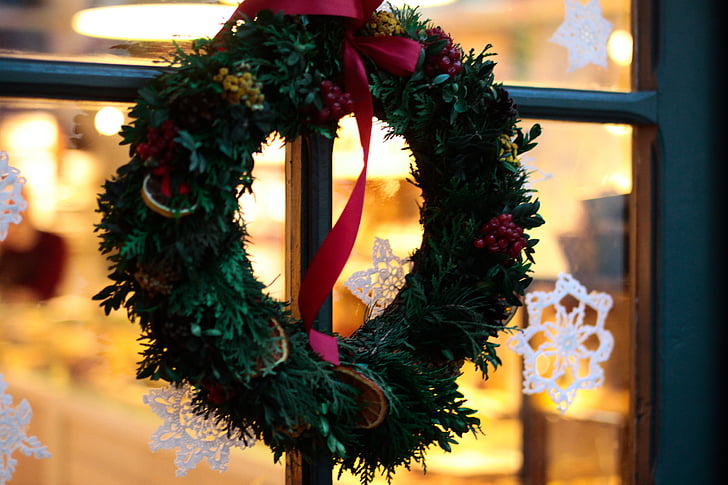 green, red, christmas, wreath, hanged, house, window