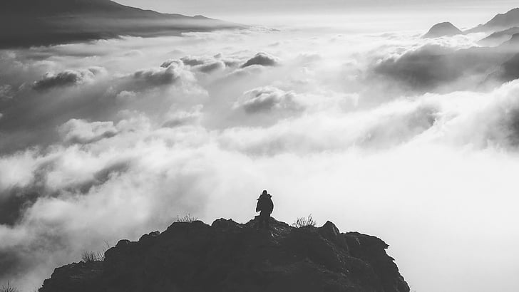scala di grigi, fotografia, persona, in piedi, montagna, guardando, nuvole