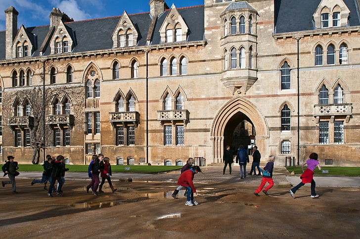 Oxford, em execução, pulando poças, crianças em idade escolar, Oxfordshire, arquitetura, Museu da Universidade