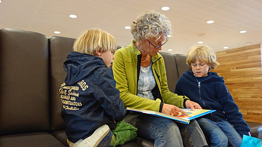 lasīšanai, lasīt, grāmatas, mazbērns, vecāmāte, vecmāmiņa, uzmanīgi