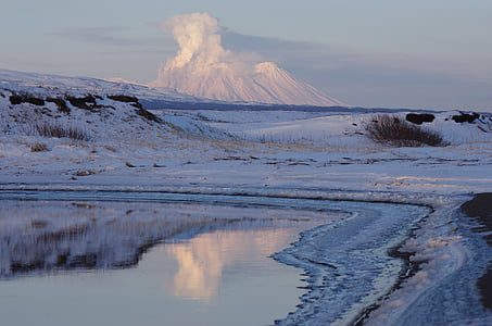 Vulcano, Zhupanovsky, l'eruzione, emissione di cenere, riflessione, Kamchatka, Penisola