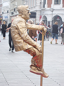 Straßenmusiker, als Straßenmusikant, Straßenkünstler, lebende statue