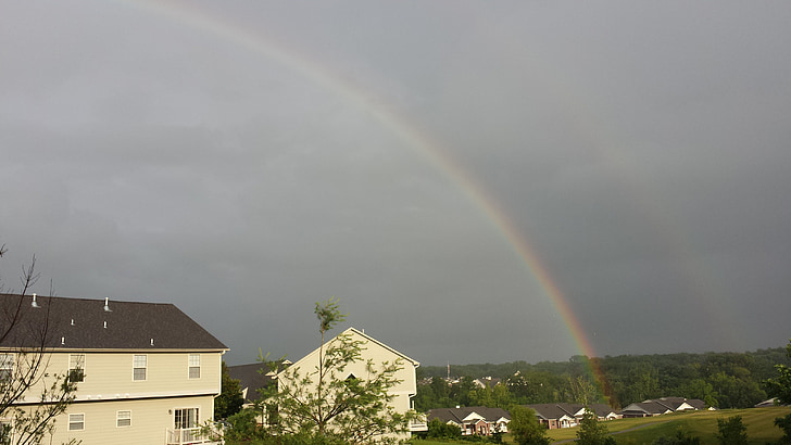 Regenbogen, doppelter Regenbogen, nach dem Regen