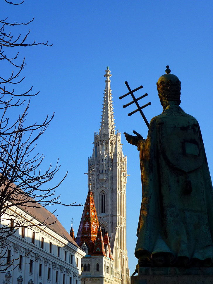 Budapest, Buda, zona castell, l'església, estàtua, Església de nostra senyora, cel blau