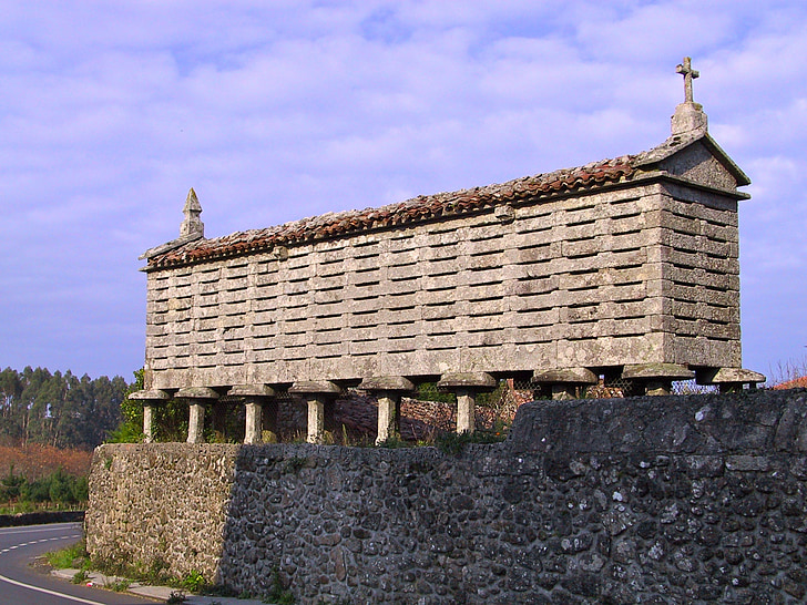 galician horreo, hórreo, horrio, corn and wheat barn, work in stone