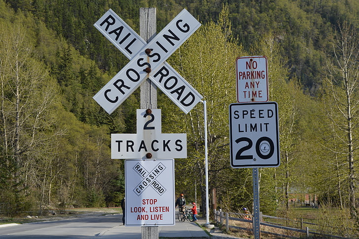Skagway, Aljaška, Spojené státy americké, Dopravní signál, železniční přejezd, omezení rychlosti, podepsat