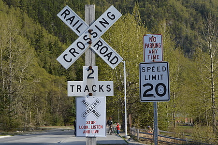 Skagway, Alaska, ZDA, prometa signal, železniški prehod, omejitev hitrosti, znak
