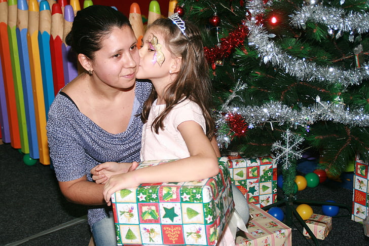 mamá, hija, regalo, Navidad, árbol de Navidad, amor