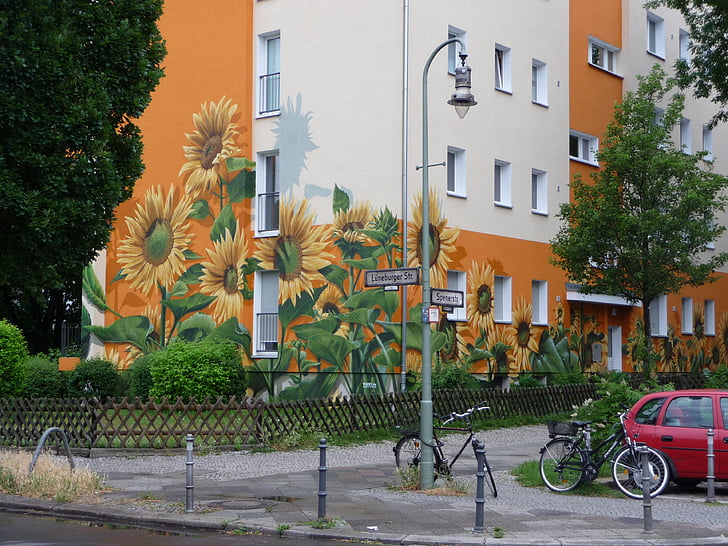 Berlin, Fassade des Hauses, gemaltes Haus, Lüneburger Straße, Sonnenblume, Gas-Laterne, Berlin nach Hause