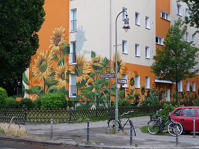Berlín, fachada de la casa, casa pintada, calle Lüneburg, girasol, linterna de gas, casa de Berlín
