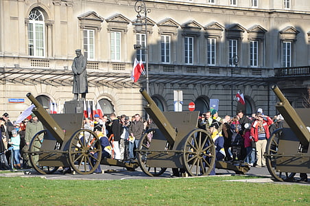 Varšava, Piłsudski square, dan neodvisnosti, topovi, Poljska