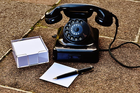 Puhelin, vanha, Rakennusvuosi 1955, Bakeliitti, viesti, Dial, luuri