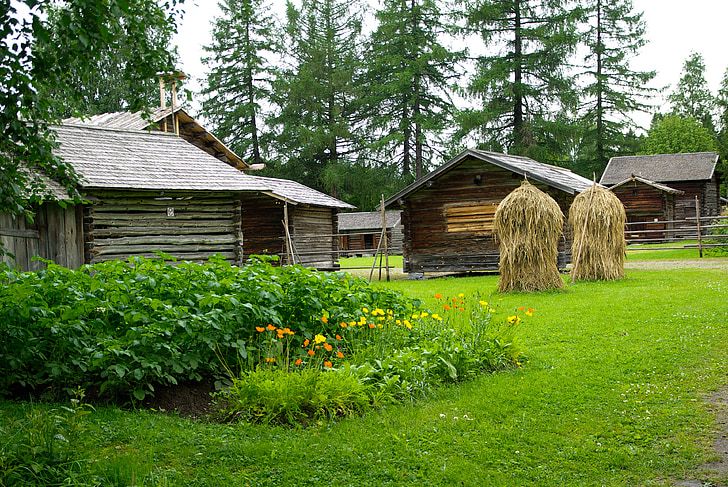 Finland, gård, köksträdgård, höstackar, trähus