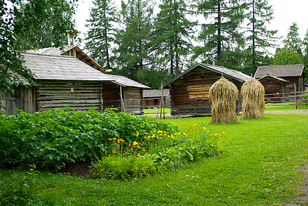 Finlande, ferme, jardin potager, meules de foin, maisons en bois