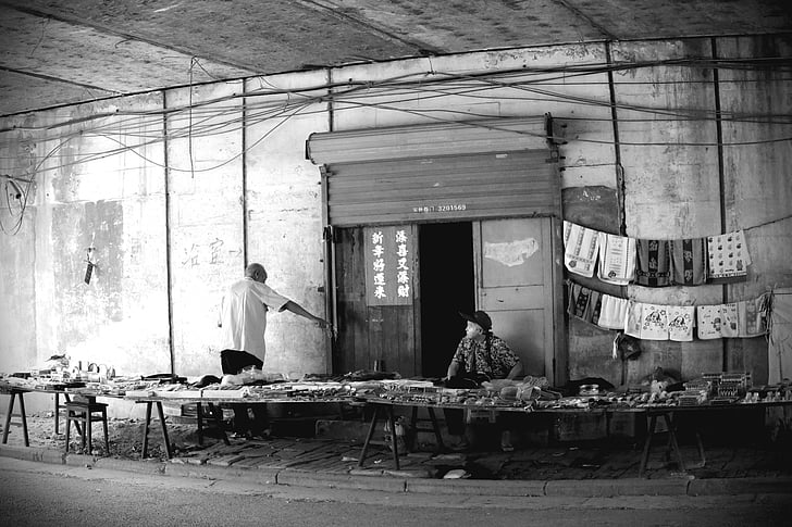 muž pod mostem, život, černá a bílá, Bazar, ulice, město, prodejce