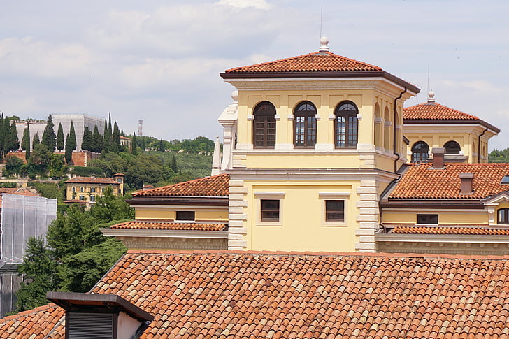 Verona, Italië, oude stad, oud gebouw, gevel, het platform, historisch