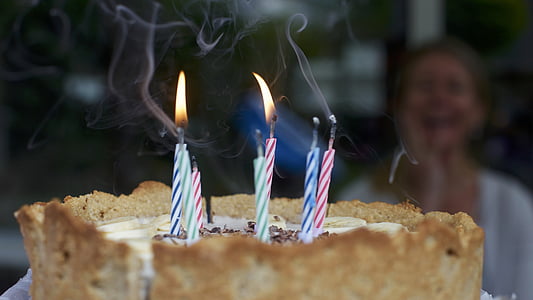 narozeniny, narozeninový dort, foukání, dort, svíčky, svícny, Oslava