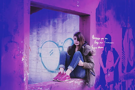 портрет на момиче в стара сграда, колоритен пейзаж, Вайълет, розово, момиче в прозорец, пейзаж, цвят