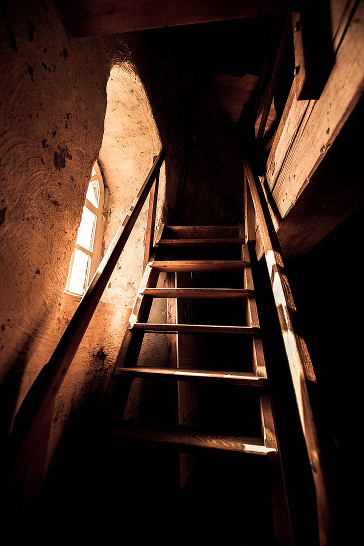 pa kāpnēm, gaisma, tumša, kāpnes, kāpnes, interjers, vējdzirnavas