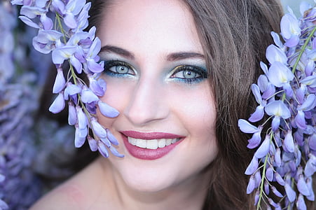 jente, blomster, fiolett, blå øyne, smil, skjønnhet, stående