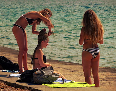 mlade djevojke, more, prije kupanja, vruće ljeto, plaža