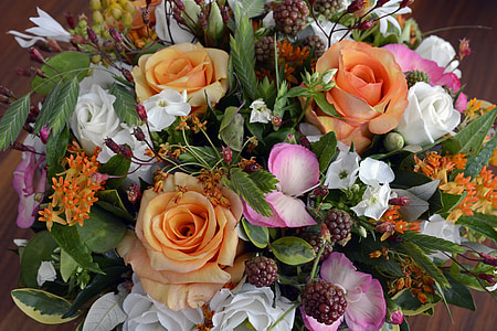 blomsterarter arrangement, blomster, roser, brombær, pastel, pastellfarben, bud