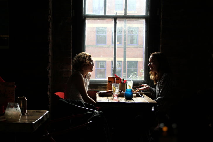 intervju, restaurang, ett par, flickor, England, Manchester, fönster