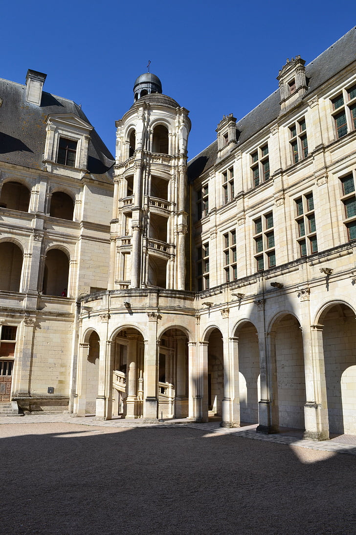 Chambord, Château de chambord, cours, escalier en colimaçon, gargouilles, arcs, Windows