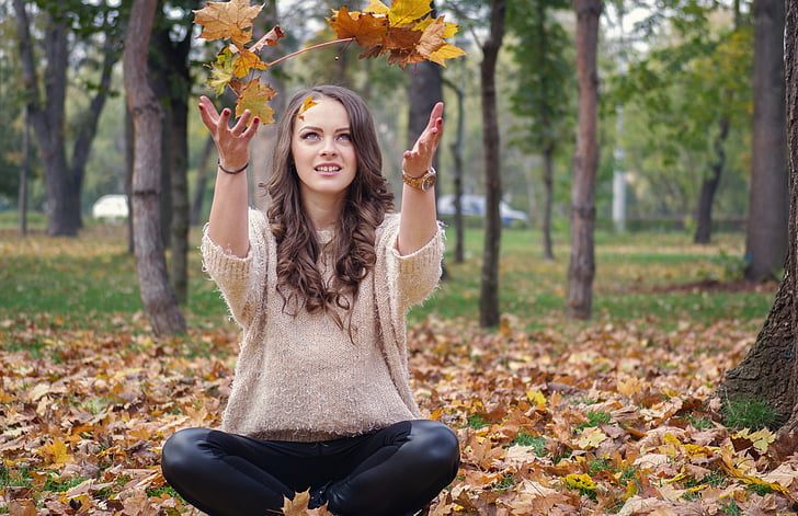 Krásná holka, v parku, házel listí, podzimní portrét, Romantický, parku, pocit