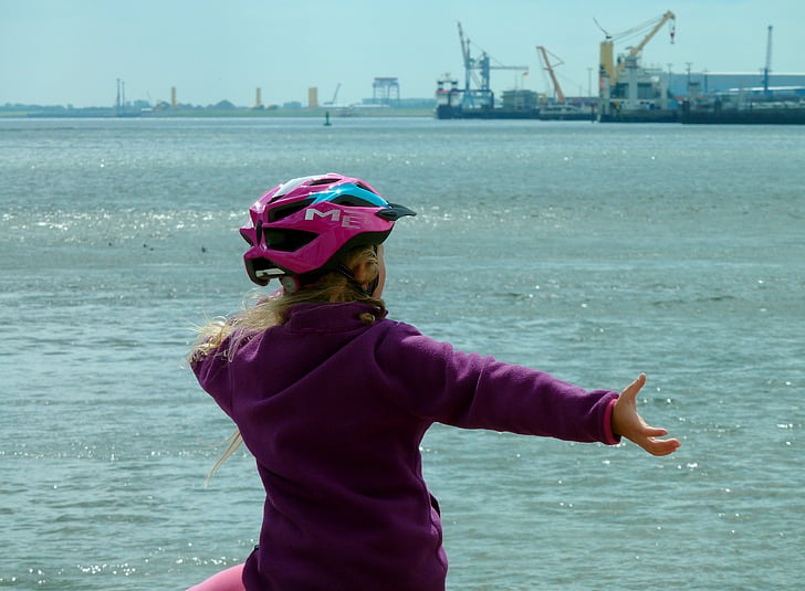 the harbor, child, joy, by the sea, port, elbe beach, harbour cranes