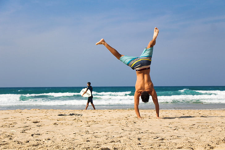 handstand, plajă, mare, ocean, nisip, exercitarea, tineri