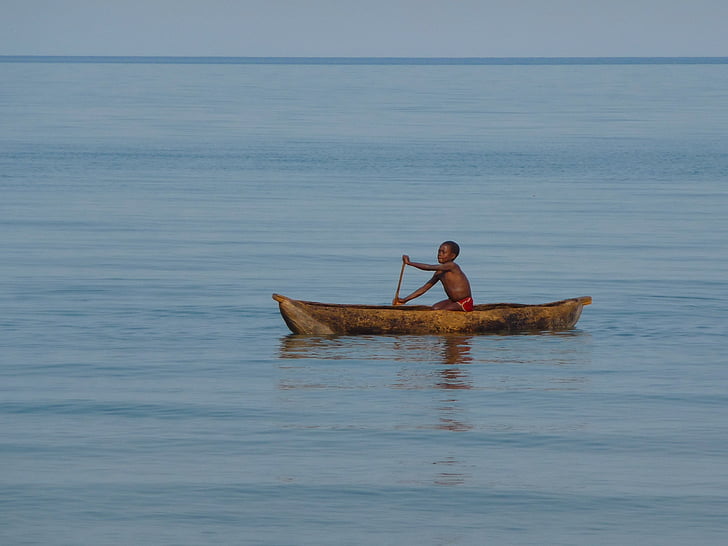 Malawi, lake Malawi, het Malawimeer, kind, boot, een boom, peddel