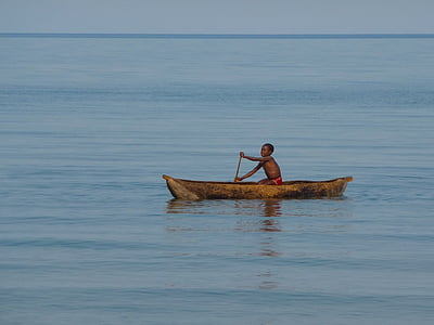 Malawi, lake Malawi, het Malawimeer, kind, boot, een boom, peddel
