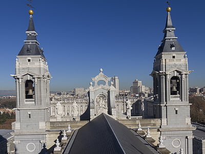 Madrid, slottsparken, Almudena-katedralen, monumenter