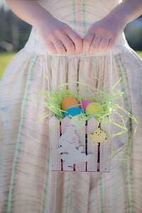 Великдень, пасхальні яйця, Жінка тримає Великодній кошик, пасхальне яйце полювання, Великодній кошик, святкування, традиція
