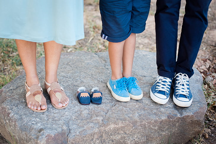 famille, closeup pieds, bleu, bébé garçon, debout sur un rocher, enceinte, bébé