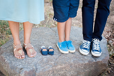 familia, primer plano de pies, azul, bebé niño, parado en una roca, embarazadas, bebé