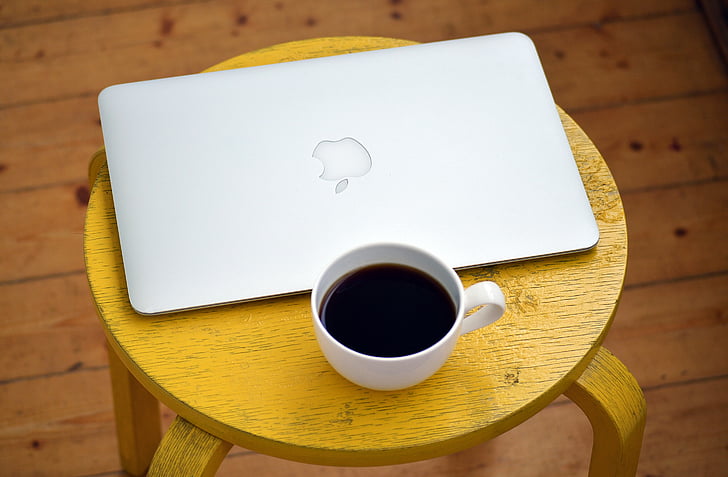 portàtil, ordinador, cafè, groc, Tamboret, blanc, tassa de cafè