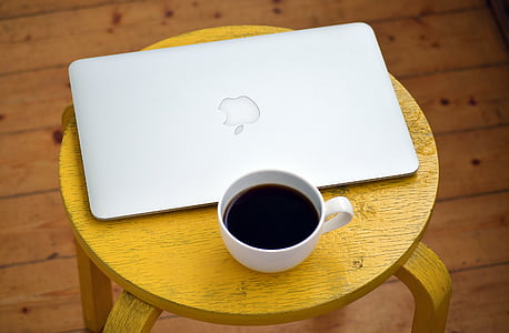 přenosný počítač, počítač, káva, žlutá, stolička, bílá, šálek kávy