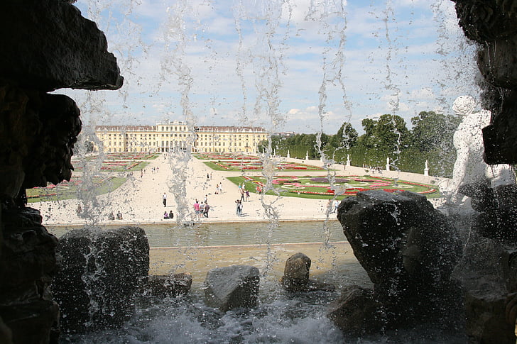 Istana Schönbrunn, Taman, air terjun