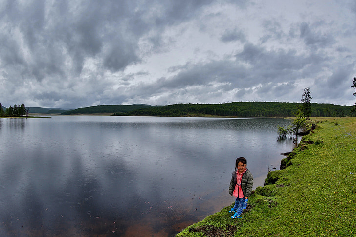 малко момиченце, езеро, khuvsgul област, Монголия