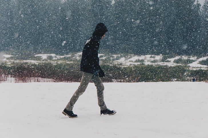 henkilö, yllään, musta, huppari, kävely, luminen, Sää