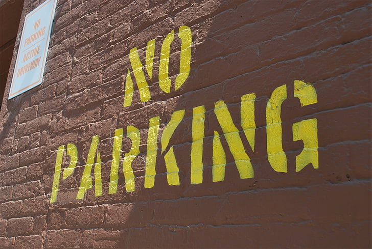 pas de parking, signe, briques, mur