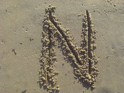 Письмо n, песок, палка, пляж, алфавит