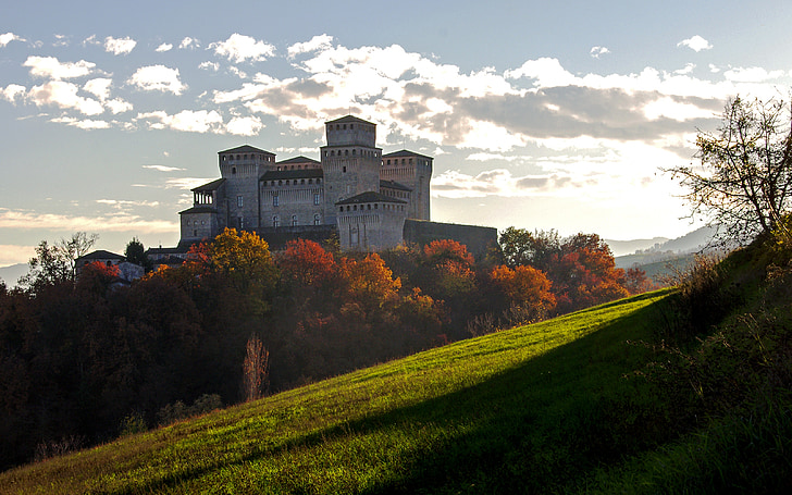 opiekania, Zamek, opiekania, Langhirano, Parma, Emilia-Romania, Włochy, średniowieczny zamek