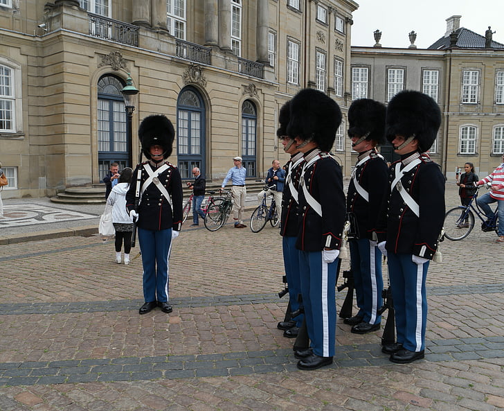les gardes de la vie royale, Danemark, Copenhague, soldat, Reine, attraction touristique, chapeaux de peau d’ours