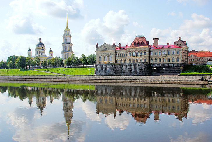Rybinsk, Volga, pilsētas centrā, pieminekļu